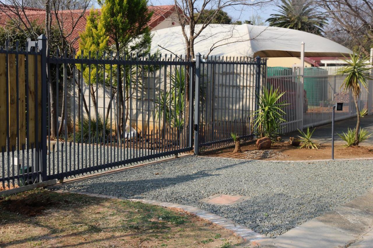 Nini'S Guest Units Bloemfontein Exterior foto